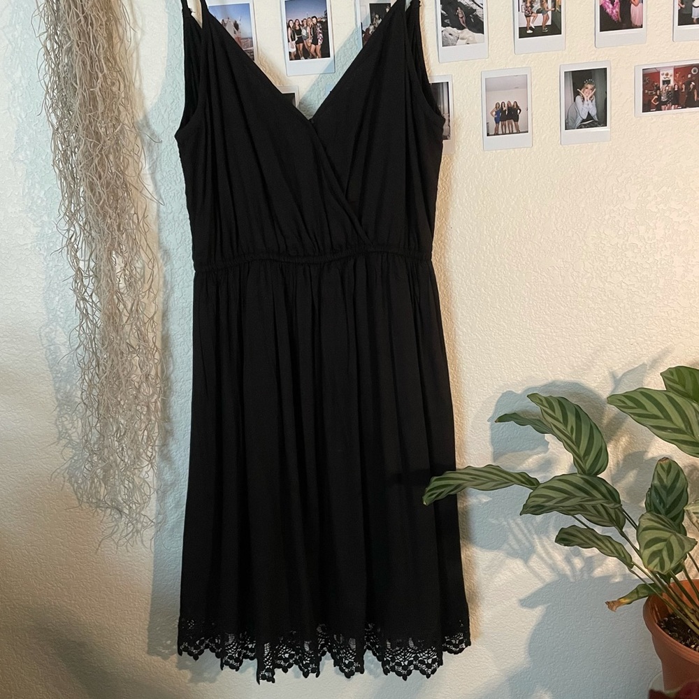 Black dress with lace trim 👗 🖤